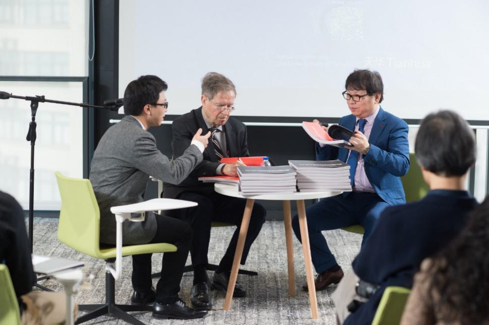 哈佛布斯克茨教授、杨丁亮先生与918博天堂集团总修建师黄向明现场书籍签发